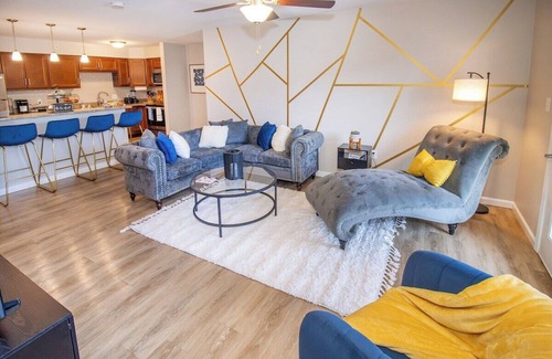 Newburgh Apartamento | Mary - C · Central, Floor Level 2bd/2ba Apt w/Pool & WiFi