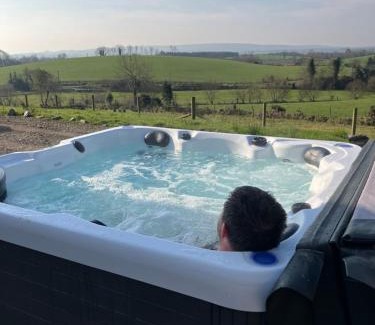 Omagh Casa | Mary Grays Hideaway 2 Bedroom Irish Cottage with Hot Tub
