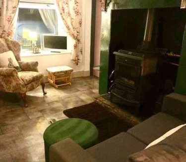 Omagh Casa | Mary Grays Hideaway 2 Bedroom Irish Cottage with Hot Tub