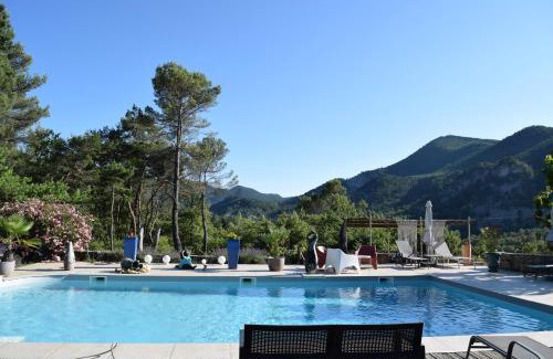 Chateauneuf-de-Bordette Cama Y Desayuno | Mas Des Collines Chambre de Charme avec vue et Piscine