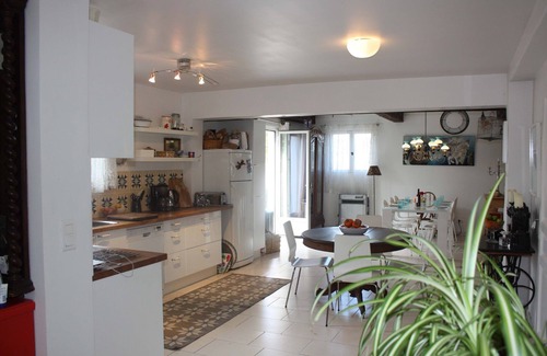 Ceret Casa | Villa Mas Sifon con vistas a las montañas, un gran jardín y piscina climatizada de agua salada