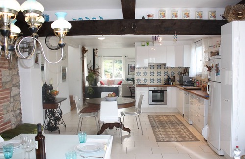 Ceret Casa | Villa Mas Sifon con vistas a las montañas, un gran jardín y piscina climatizada de agua salada