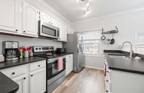 Lockerbie Square Apartamento | Mass Ave Gem and steps away from Yoga Studio