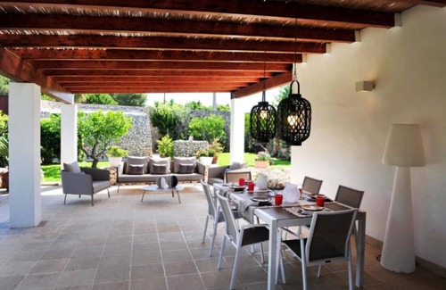 Il Monte Villa | En Salento, la hermosa Masseria San Rocco con piscina y amplio jardín.