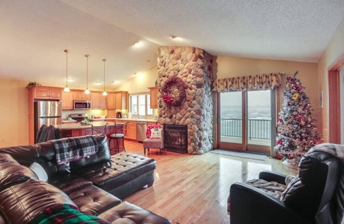 Howard Lake Casa | Massive 3 bedroom on the Lake!