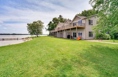Howard Lake Casa | Massive 3 bedroom on the Lake!