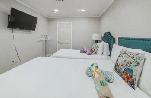 Las Vegas Casa | Massive 4 bedroom close to the strip!