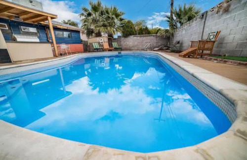 Las Vegas Casa | Massive 4 bedroom close to the strip!
