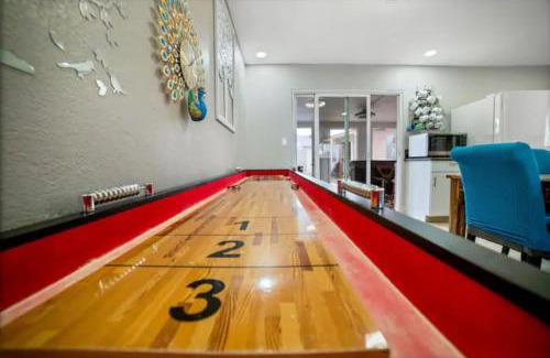 Las Vegas Casa | Massive 4 bedroom close to the strip!