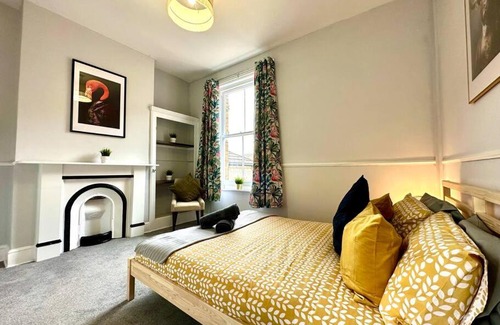 Westbourne Apartamento | Massive 4 bedroom Duplex Apartment - Sleeps up to 10 People - Free Parking - 5 Minutes to the Best Beach! - Great Location - Fast WiFi - Smart TV - Newly decorated - sleeps up to 10! Close to Bournemouth & Poole Town Centre & Sandbanks