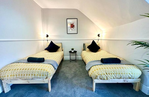 Westbourne Apartamento | Massive 4 bedroom Duplex Apartment - Sleeps up to 10 People - Free Parking - 5 Minutes to the Best Beach! - Great Location - Fast WiFi - Smart TV - Newly decorated - sleeps up to 10! Close to Bournemouth & Poole Town Centre & Sandbanks