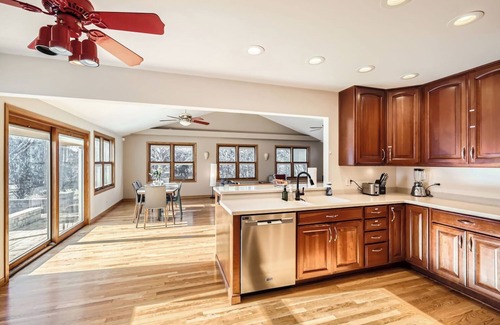 Lake Zurich Casa | Massive 4BR, 4-level 3,300 sq ft House, WiFi + Pool Table