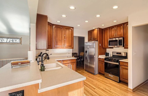 Lake Zurich Casa | Massive 4BR, 4-level 3,300 sq ft House, WiFi + Pool Table