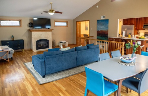 Lake Zurich Casa | Massive 4BR, 4-level 3,300 sq ft House, WiFi + Pool Table