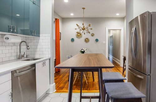 Truxton Circle Casa | Massive 6BR & 4BA Private Duplex Townhouse, Central!