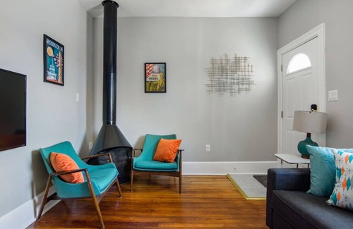 Truxton Circle Casa | Massive 6BR & 4BA Private Duplex Townhouse, Central!