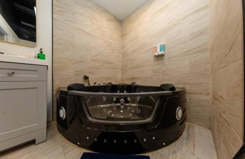 Near South Side Apartamento | Massive 6BR Luxury Suite Sleeps 12 Guests with Jacuzzi & Pool Table Perfect Group Stay and Optional Parking Near McCormick Place & Soldier Field