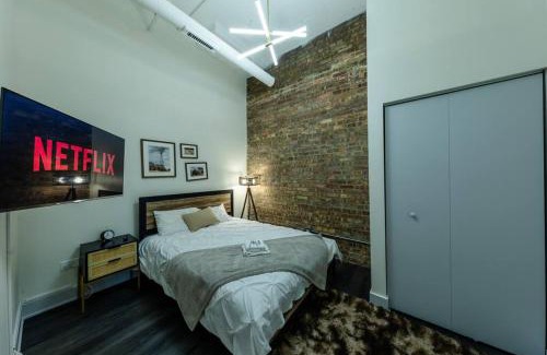 Near South Side Apartamento | Massive 6BR Luxury Suite Sleeps 12 Guests with Jacuzzi & Pool Table Perfect Group Stay and Optional Parking Near McCormick Place & Soldier Field