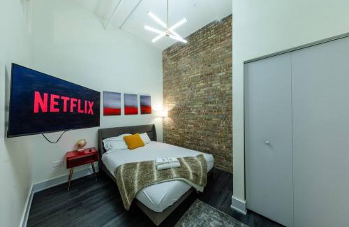Near South Side Apartamento | Massive 6BR Luxury Suite Sleeps 12 Guests with Jacuzzi & Pool Table Perfect Group Stay and Optional Parking Near McCormick Place & Soldier Field