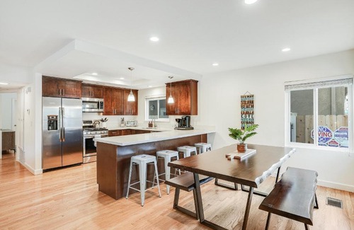 South Mission Beach Casa | Massive Beach Home w Stunning Rooftop, Parking, Spa, AC & Bay Views!
