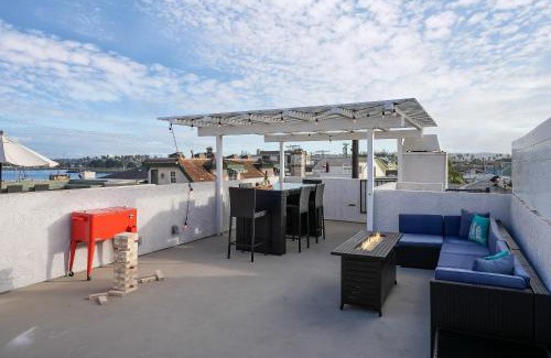 South Mission Beach Casa | Massive Beach Home w Stunning Rooftop, Parking, Spa, AC & Bay Views!