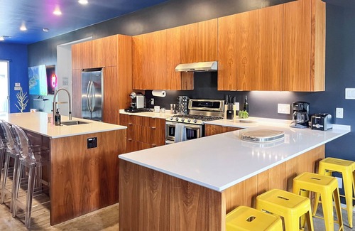 East Cesar Chavez Casa | Massive Compound 20 Beds-6 min walk