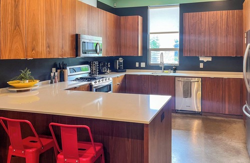 East Cesar Chavez Casa | Massive Compound 20 Beds-6 min walk