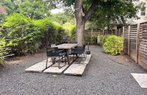 East Cesar Chavez Casa | Massive Compound 20 Beds-6 min walk
