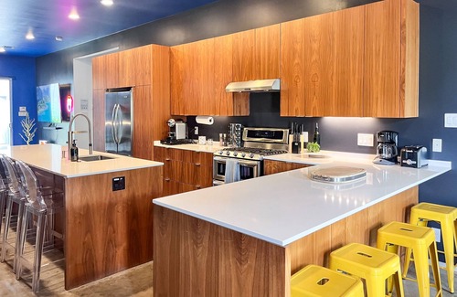 East Cesar Chavez Casa | Massive Compound 20 Beds Rainey St 6 min Walk
