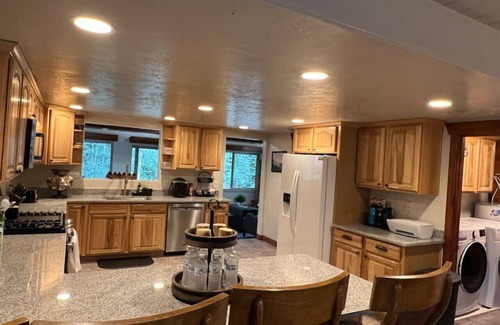 Steam Engine Meadows Cabina | Massive Family Cabin | Ski in Ski Out + Games