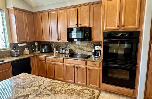 Tramonto Casa | Massive, picturesque family fun getaway w/pool, game room & trampoline