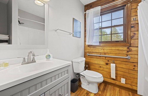 Alexander Cabina | Massive Real Cabin! 3500 SF, Up to 16 guests! Mountain Views, Firepit, HOT TUB!