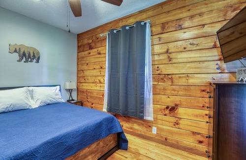 Alexander Cabina | Massive Real Cabin! 3500 SF, Up to 16 guests! Mountain Views, Firepit, HOT TUB!