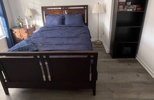Aldie Casa | Master Bedroom and Private Bath with Walk-In Closet