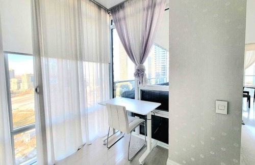 Humber Bay Condominio | Master Bedroom From November 1st 2024 - April 1st 2025