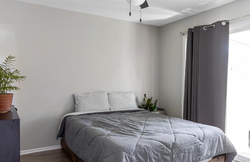 Ventura Casa | Master Bedroom w/ Private Bathroom (Must like dogs)