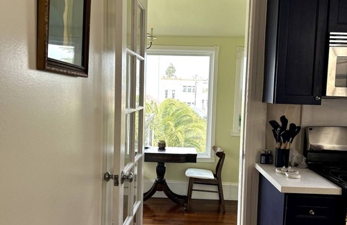 Inner Mission Apartamento | Master Bedroom with Garden View and Private Bath