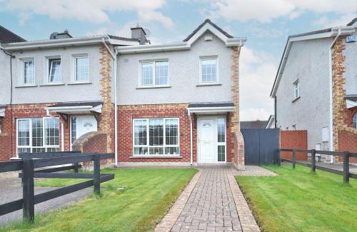 Navan Casa | Master bedroom with en-suite