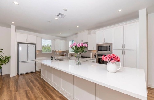Airport Area Casa | Master Bedroom with King Bed Central Location