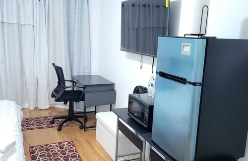 West Side Apartamento | Master bedroom with bathroom. With Fridge, Mircowave . 50 Inch LCD, etc.