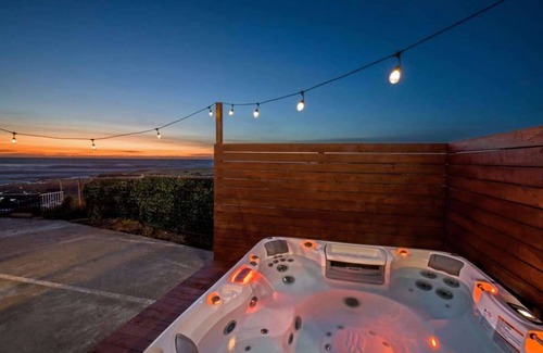 Shelter Cove Casa | Master Deluxe Suite | Full Kitchen | Room 1