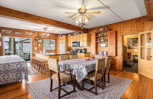 Covert Cabina | Master Lodge | Panoramic Lakeview Retreat for 20 | Spacious Dining Deck