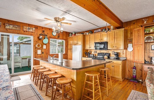 Covert Cabina | Master Lodge | Panoramic Lakeview Retreat for 20 | Spacious Dining Deck