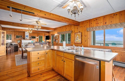 Covert Cabina | Master Lodge | Panoramic Lakeview Retreat for 20 | Spacious Dining Deck
