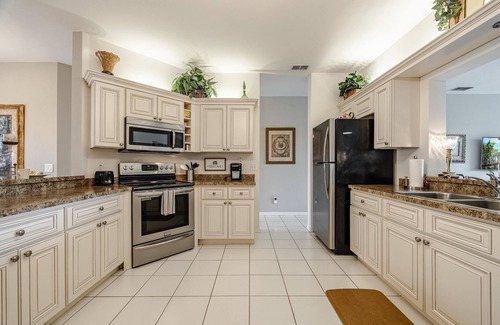 Cypress Lake Condominio | Roelens Vacations- Condo Daffodil- Fort Myers