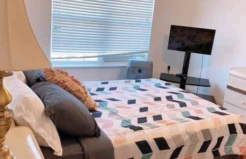 Spring Hill Cabina | Master Room #2 with Shared Bathroom on Second Fl