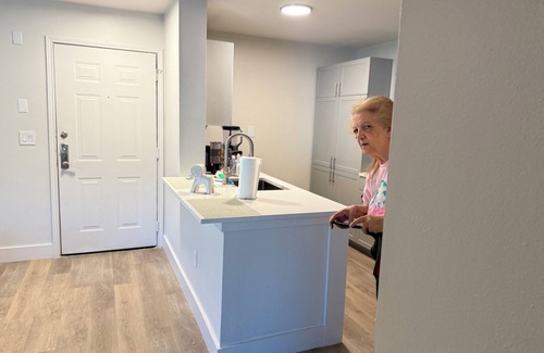 Downtown Apartamento | Master ROOM in suit bathroom pool gym, luxuries building downtown