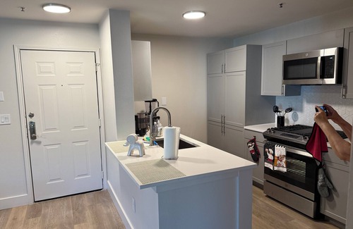 Downtown Apartamento | Master ROOM in suit bathroom pool gym, luxuries building downtown