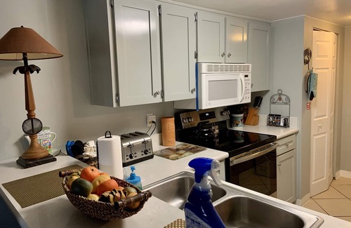 Point East Condominio | Apertura de abril / mayo $ 99 / noche, balcón soleado, con un mínimo de cuatro noches.