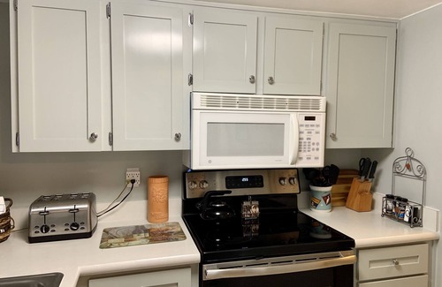 Point East Condominio | Apertura de abril / mayo $ 99 / noche, balcón soleado, con un mínimo de cuatro noches.